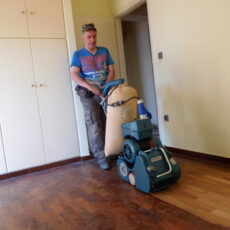 Τρίψιμο παρκέ με την μεγάλη μηχανή σε πάτωμα ψαροκόκκαλο.