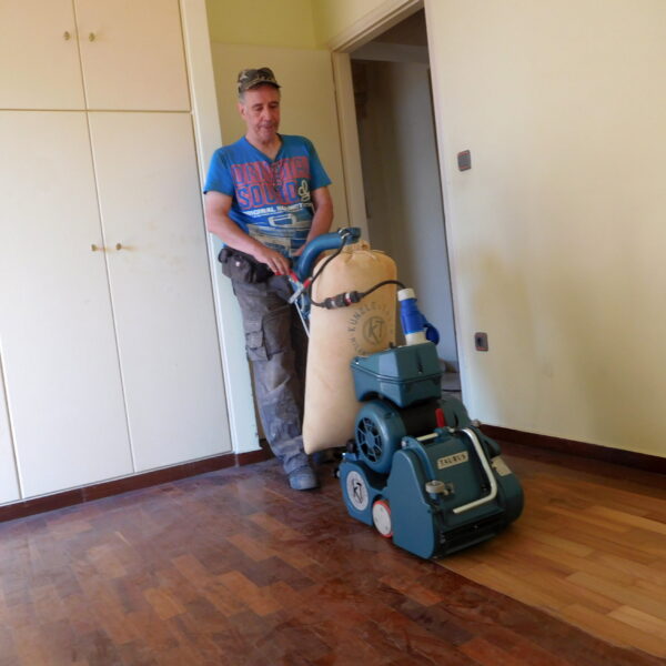 Τρίψιμο παρκέ με την μεγάλη μηχανή σε πάτωμα ψαροκόκκαλο.