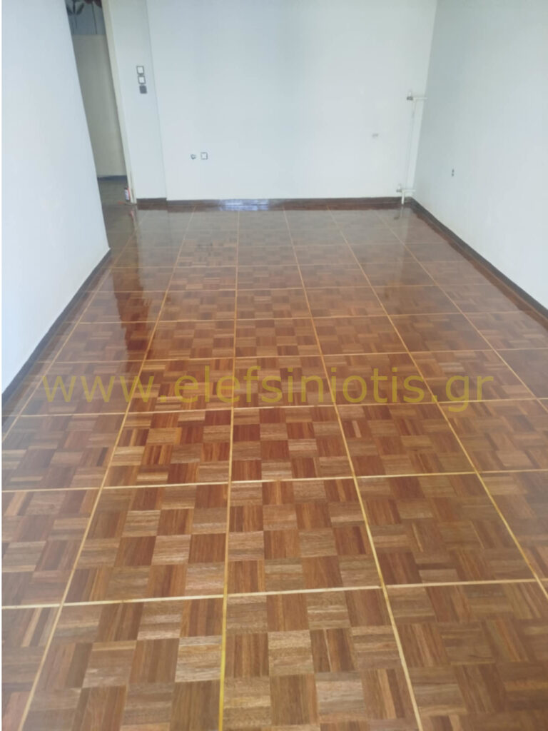 Τρίψιμο σε ξύλινο πάτωμα μοζαίκ στο Μαρούσι.