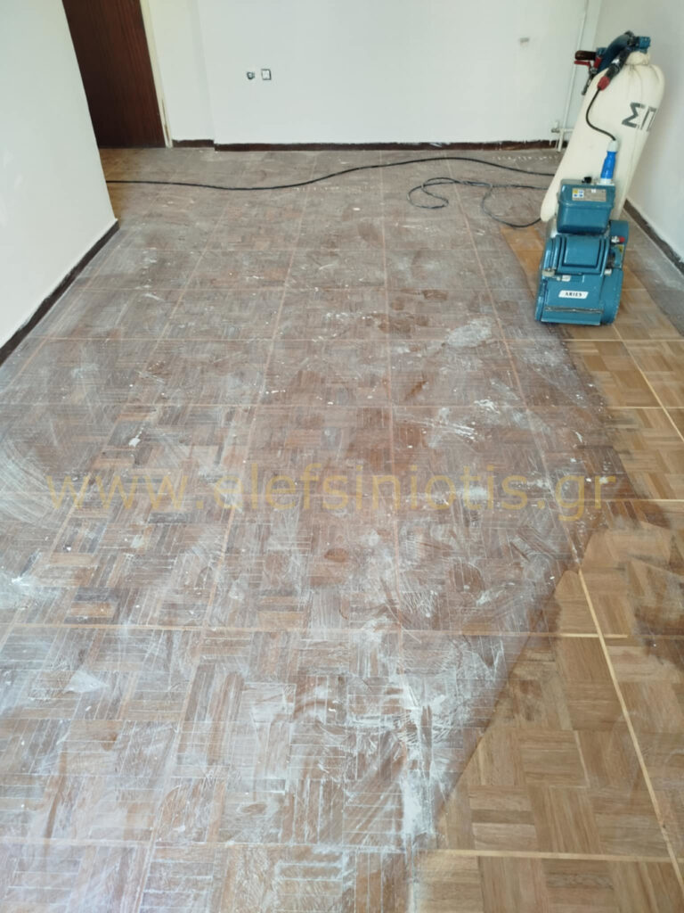 Ξύλινο πάτωμα παρκέ στην Πέυκη.
